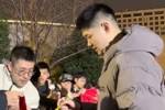 这才是优质偶像的标杆！胡金秋赛后依次为球迷签名合影