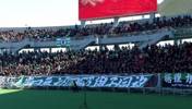 点赞👍！实拍：赛前辽宁铁人球迷对4000国安远征军送上欢迎